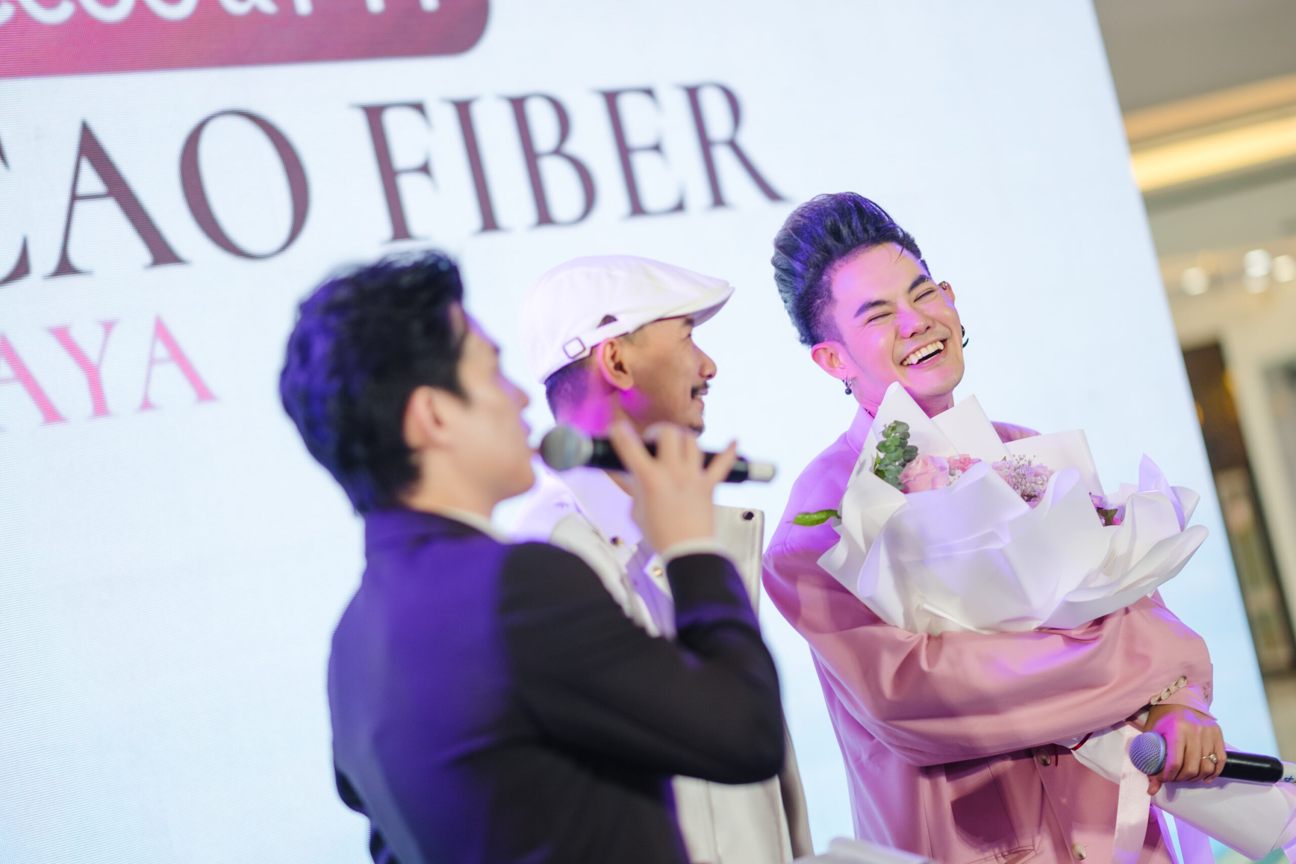 "เก่ง ธชย" บินลัดฟ้าสู่ สปป.ลาว เปิดตัว Cacao Plus แบรนด์ CCOO สุดยิ่งใหญ่กลางห้าง PARKSON