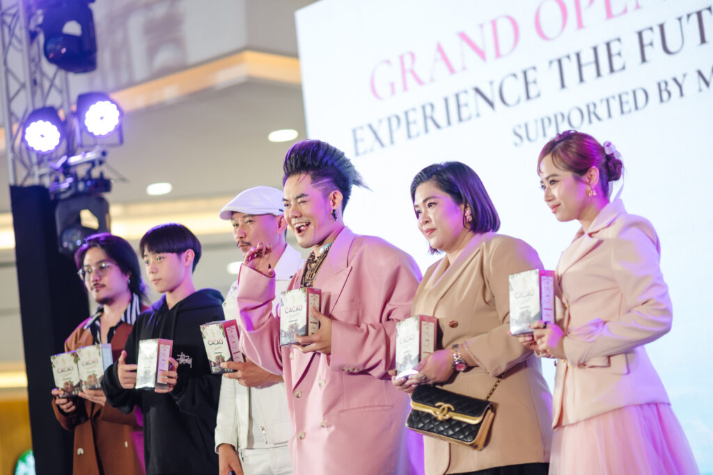 “เก่ง ธชย” บินลัดฟ้าสู่ สปป.ลาว เปิดตัว Cacao Plus แบรนด์ CCOO สุดยิ่งใหญ่กลางห้าง PARKSON